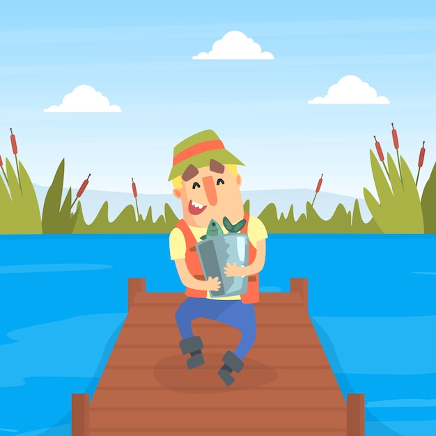 Personaje de pescador feliz de pie en un muelle de madera sosteniendo un cubo de metal con pescado atrapado ilustración vectorial de dibujos animados