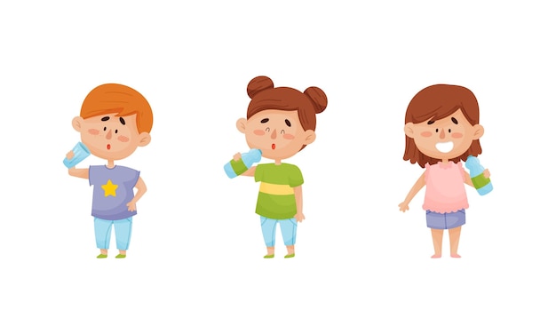 Personajes infantiles de pie y bebiendo agua mineral tranquila de botellas de plástico Conjunto de ilustraciones vectoriales