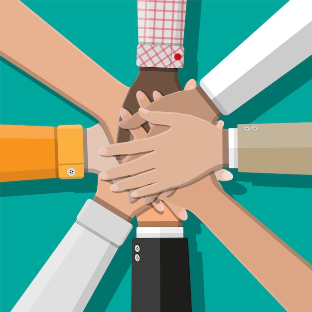 Personas que muestran unidad con las manos juntas.