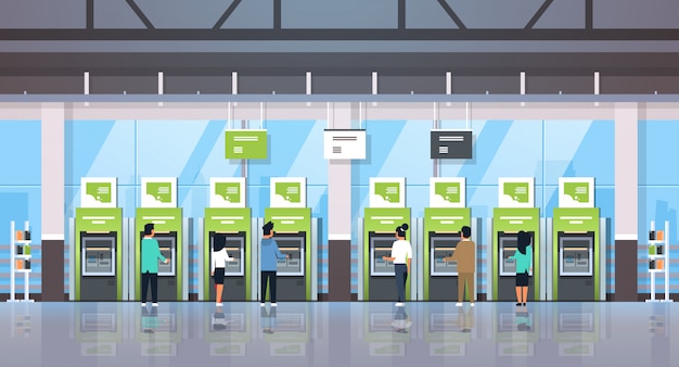 Personas que usan terminales de pago en cajeros automáticos