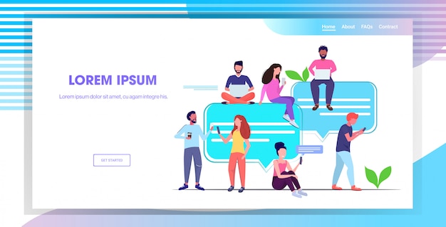 personas de raza mixta que usan la aplicación de chat en dispositivos digitales concepto de comunicación de burbuja de chat de red social
