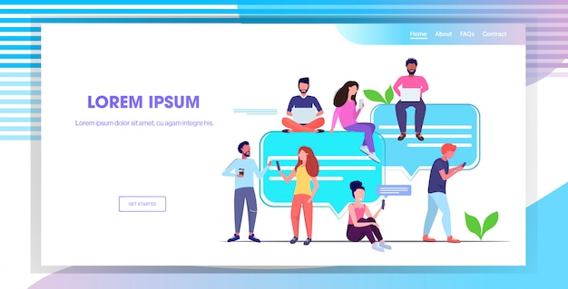 Personas de raza mixta que usan la aplicación de chat en dispositivos digitales concepto de comunicación de burbuja de chat de red social
