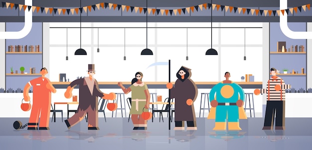 Personas vestidas con diferentes trucos de disfraces de monstruos y tratar el concepto de celebración de fiesta de halloween feliz interior moderno café