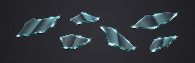 Piezas de vidrio esparcidas con reflejos de luz