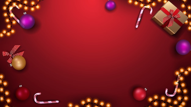 Plantilla para banner o postal de Navidad. Plantilla roja con bolas de Navidad, bastones de caramelo, guirnaldas y regalos, vista superior