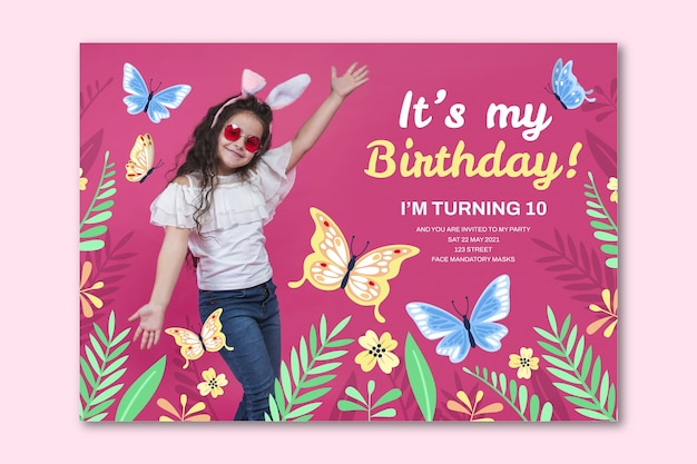 Plantilla de invitación de cumpleaños de mariposa plana con foto