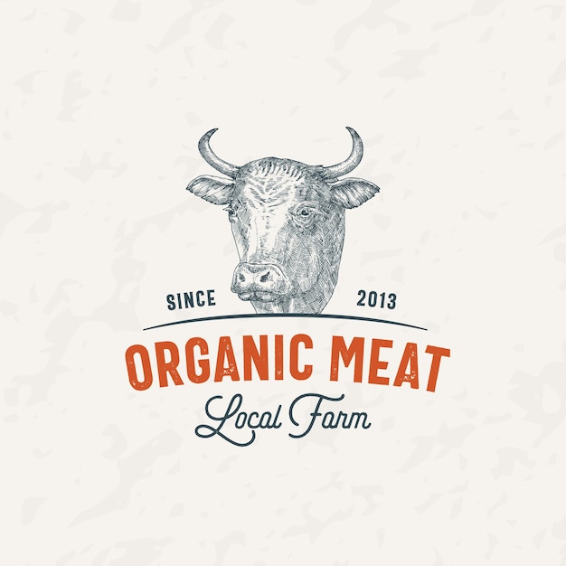 Plantilla de logotipo de insignia retro de granja de carne de vaca Bosquejo de cara de ganado dibujado a mano con tipografía retro Emblema de bosquejo de filetes de carne vintage aislado