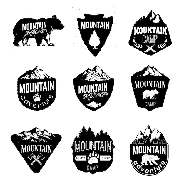 Plantillas de insignias de campamento de montaña con montañas y árboles aislados sobre un fondo blanco