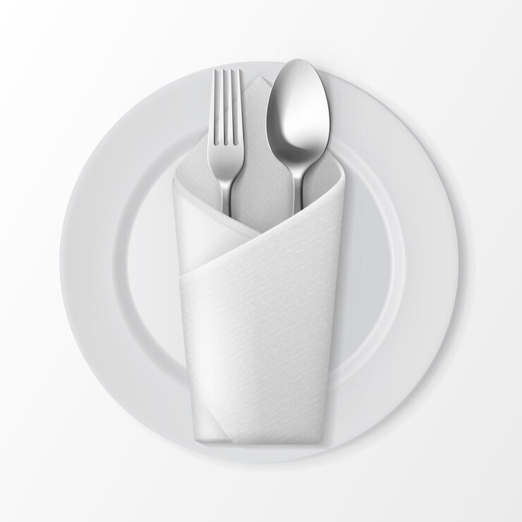 Vector plato redondo blanco vacío plano con tenedor y cuchara de plata y sobre blanco doblado sobre servilleta vista superior aislada sobre fondo blanco. ajuste de la tabla