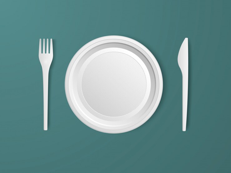 Vector plato, tenedor y cuchillo. juego de vajilla desechable de plástico realista.