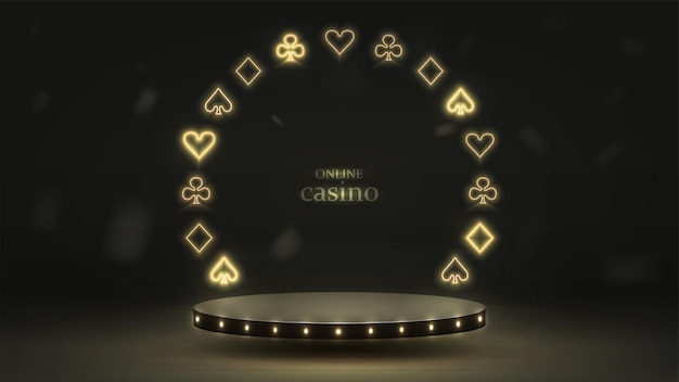 Podio con trajes dorados brillantes de neón de cartas de póquer picas cruza corazones y diamantes Una plataforma temática de casino sobre un fondo negro