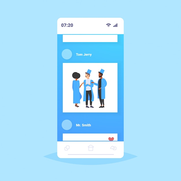 raza mixta equipo de médicos discutiendo durante la reunión personal médico colegas en uniforme de pie juntos trabajo en equipo medicina concepto de atención médica pantalla del teléfono inteligente aplicación móvil integral
