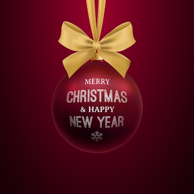 Realista bola de Navidad de color rojo oscuro colgando de lazo dorado.