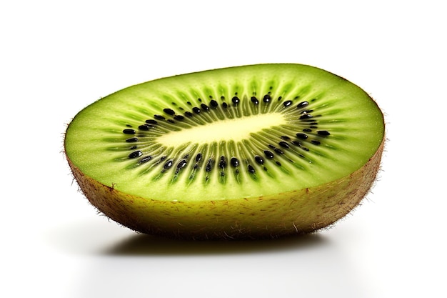 Vector una rebanada de kiwi maduro jugoso, delicioso y saludable aislado sobre un fondo blanco