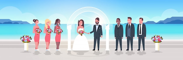 Vector recién casados novios con damas de honor padrinos de boda de pie juntos en la playa del mar cerca de la ceremonia de boda del arco concepto amanecer montañas fondo horizontal de longitud completa