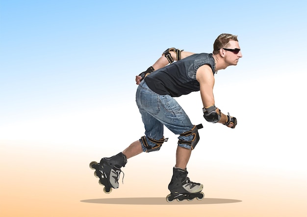 Rollerblader con equipo de protección acelerando en patines en línea en un fondo de pendiente