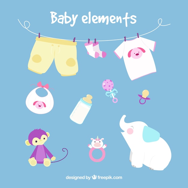 Ropa de bebé con algunos juguetes