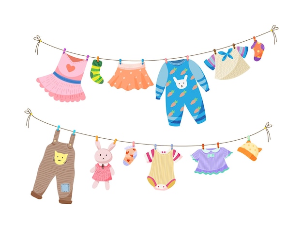 Ropa de tela para bebés. Ropa para bebés y niños colgada en el tendedero.