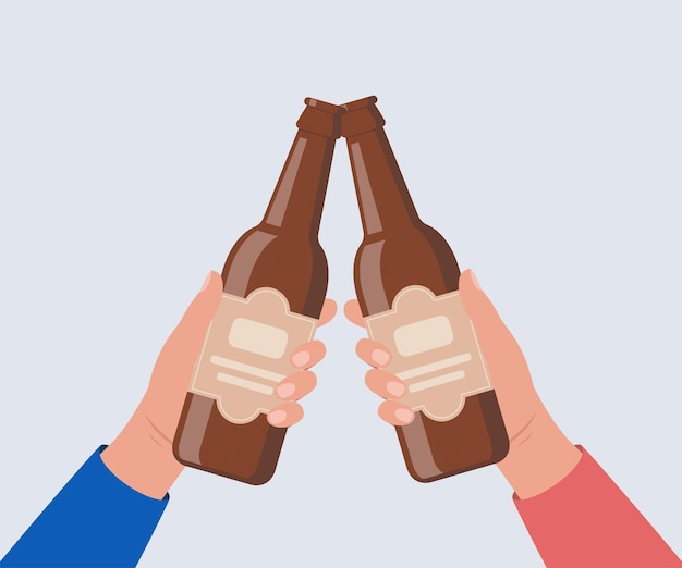 Saludos con botellas de cerveza Manos sosteniendo botellas con bebidas alcohólicas Amigos brindan en el pub
