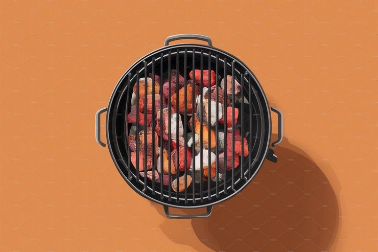 una sartén con pollo y pollo en ella está siendo a la parrilla