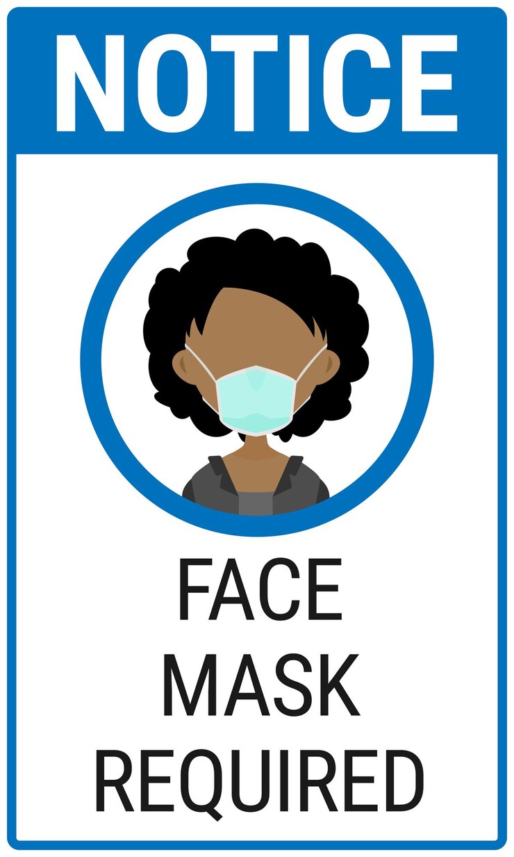 Vector señal de aviso de máscara facial requerida con una mujer que lleva una máscara de cara azul claro