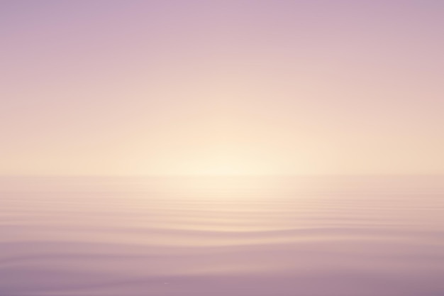 Sereno océano pastel bajo el suave amanecer dorado