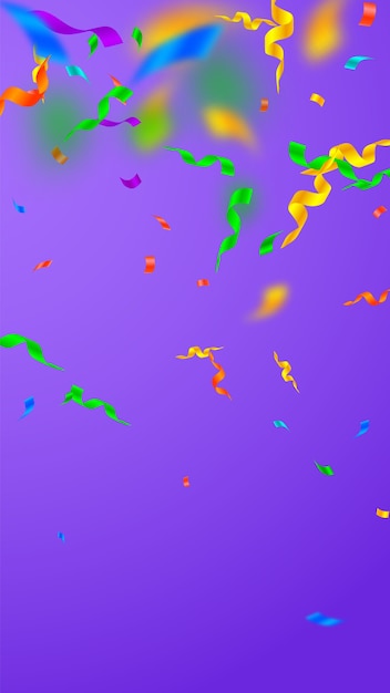 Serpentinas y confeti. Serpentinas festivas oropel y cintas de papel de aluminio. Gradiente de confeti sobre fondo violeta. Plantilla de superposición de fiesta extraña. Concepto de celebración fascinante.