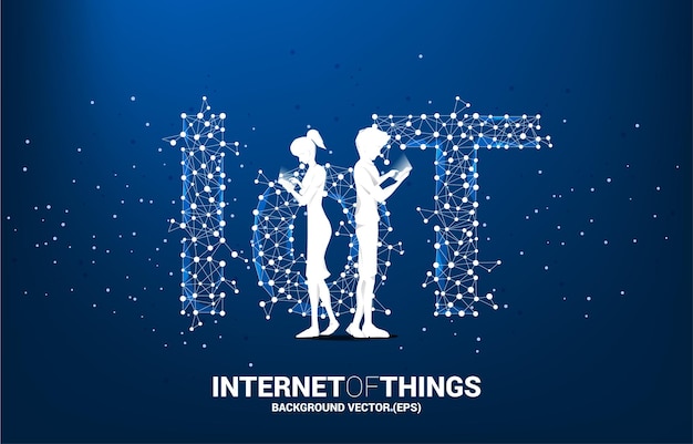 La silueta del hombre y la mujer usan el teléfono móvil de pie y el punto de polígono conecta la línea en forma de redacción de iot. concepto de telecomunicaciones e internet de las cosas.