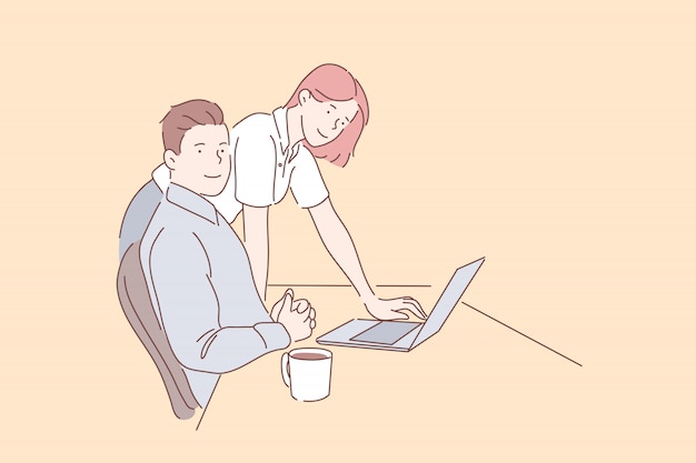 Socios comerciales o colegas en el lugar de trabajo. Sonriente hombre de negocios y mujer de negocios trabajando juntos en un escritorio en la oficina. Un par de empleados trabajan en una computadora portátil y miran la cámara.