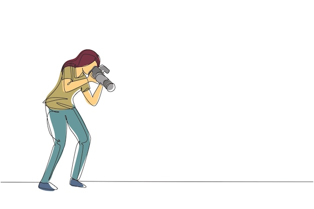 Una sola línea continua dibujando divertida mujer fotógrafa profesional con cámara tomando fotos vectorial.