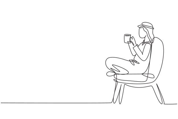 Una sola línea continua dibujando la hora del té Un niño árabe relajado sentado en una silla disfrutando de un café caliente