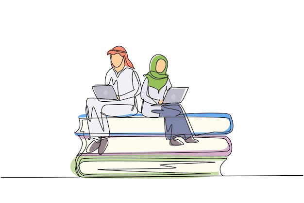 Una sola línea continua dibujando pareja árabe con computadora portátil sentada en una pila de libros cursos en línea