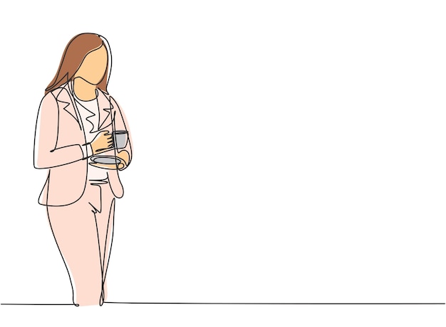 Una sola línea dibujando a una mujer de negocios parada y pensando en negocios mientras sostiene un vector de café