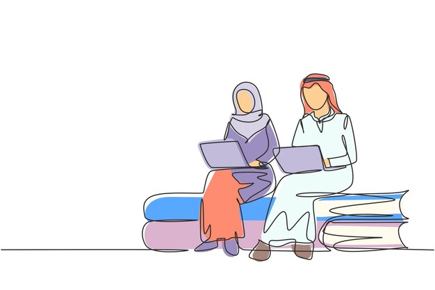 Una sola línea de dibujo de una pareja árabe con una computadora portátil sentada en una pila de libros de diseño de vector gráfico