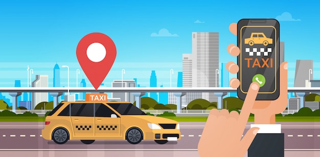 Solicitud en línea para el servicio de taxi, teléfono portátil de mano con teléfono inteligente con aplicación móvil sobre el fondo de la ciudad