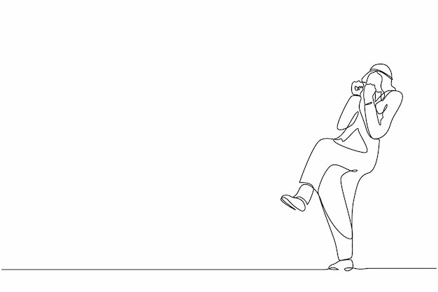 Un solo dibujo de línea continua feliz hombre de negocios árabe de pie con plegado una pierna vector de diseño