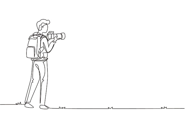 Un solo dibujo de línea continua de turista masculino sosteniendo una mochila de cámara entre el vector de suelo tropical.