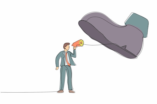 Un solo dibujo de una línea un hombre de negocios hablando con megáfono bajo un zapato gigante la bota de un soldado del ejército
