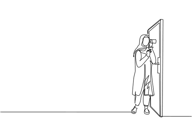 Un solo dibujo de una línea mujer árabe escuchando a escondidas en la puerta mujer de negocios escuchando una conversación