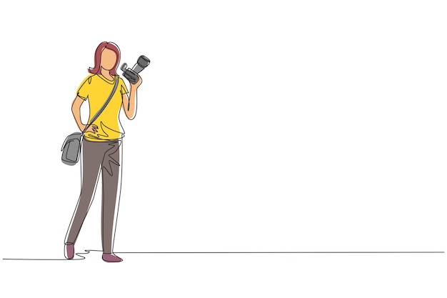 Un solo dibujo de una línea de una mujer paparazzi o periodista de pie con una cámara digital vectorial.