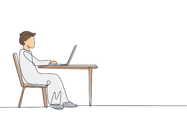 Un solo dibujo de una línea niño árabe con computadora portátil sentado en una silla Cursos en línea de aprendizaje a distancia