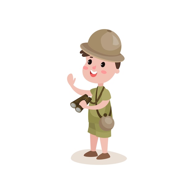 Sonriente personaje de boy scout de pie con binoculares en la mano aislado en blanco. Niño vestido con pantalones cortos de color caqui, camiseta y sombrero. Concepto de exploración y orientación del terreno. Ilustración de vector plano de dibujos animados