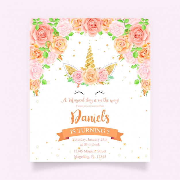 Vector tarjeta de cumpleaños con unicornio y rosa floral.