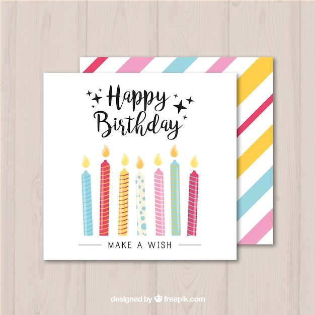 Tarjeta de cumpleaños con velas coloridas