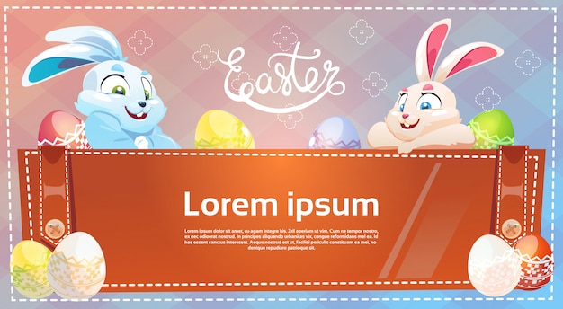 Tarjeta de felicitación adornada de los símbolos del día de fiesta de Pascua del conejo de los huevos