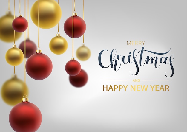 Tarjeta de felicitación de Navidad. Bola de Navidad roja, con un adorno y lentejuelas. Letras dibujadas a mano.