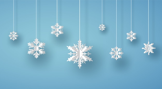 Tarjeta de feliz Navidad con origami blanco copo de nieve o cristal de hielo sobre fondo azul.