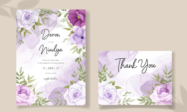 Tarjeta de invitación de boda elegante con decoración de flores moradas