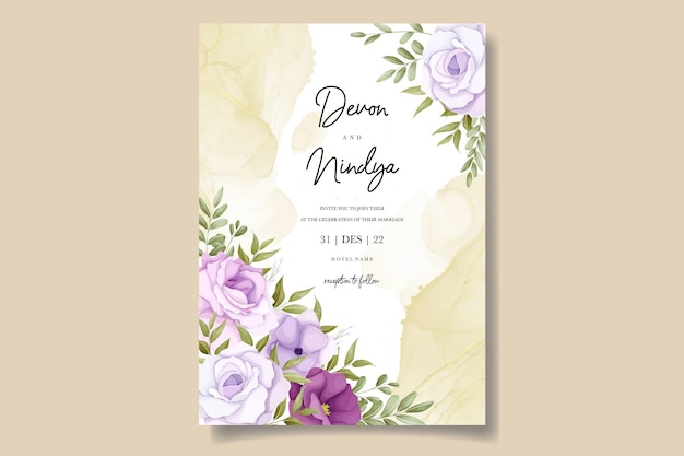 Tarjeta de invitación de boda elegante con decoración de flores moradas