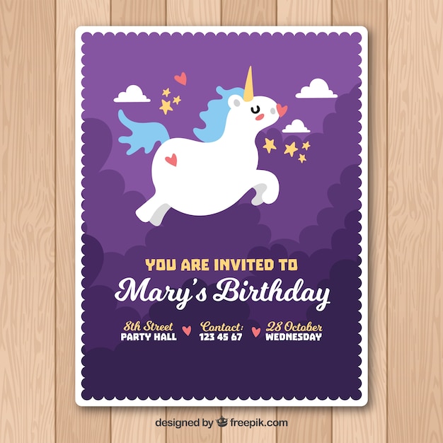 Tarjeta morada de cumpleaños con unicornio volando